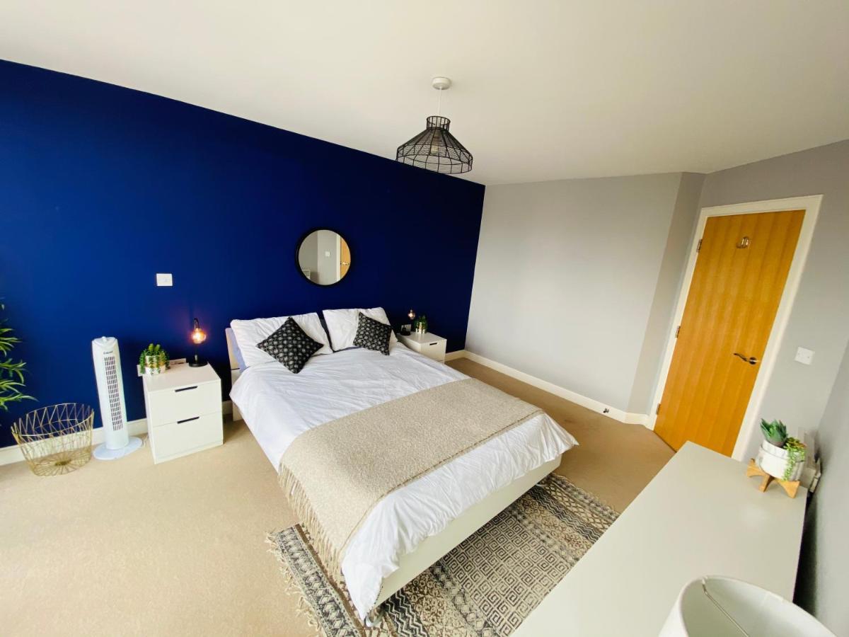 Stewart St James Walk Apartment เชลเทนแฮม ภายนอก รูปภาพ